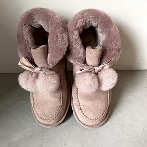 Ugg Ankle Slipper (Size 7)